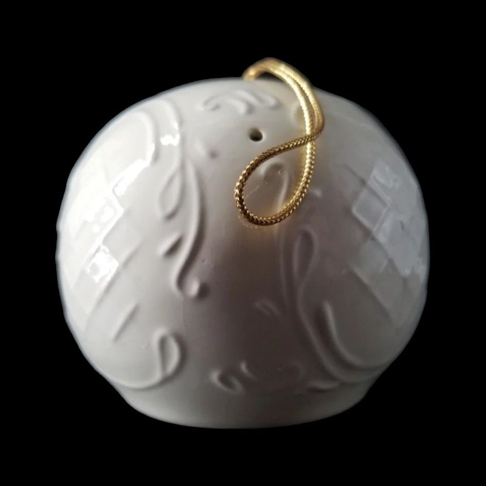 Potpourri Sachet Hanging Ball Cream Colored Ceramic Gold String Scents Decor